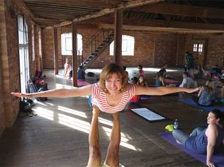 Keren Lerner does Acro Yoga